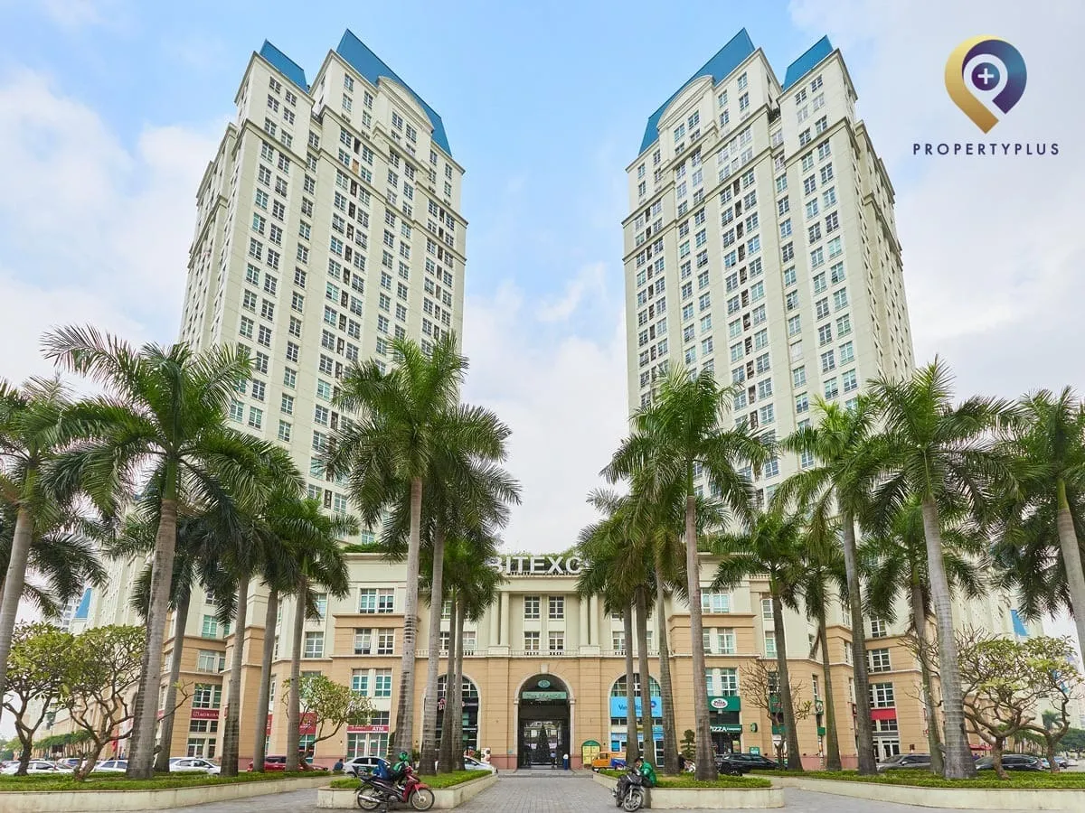 Tòa nhà The Manor nhìn từ phía trước với hàng cây xanh